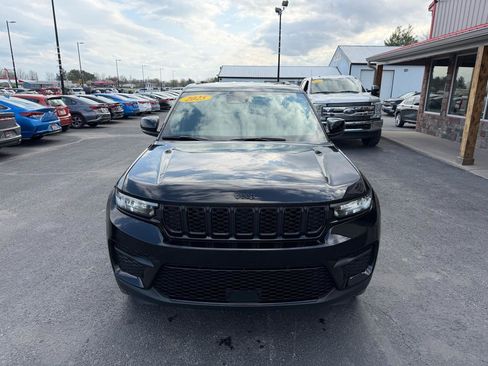 Used 2025 Jeep Grand Cherokee Altitude image 10