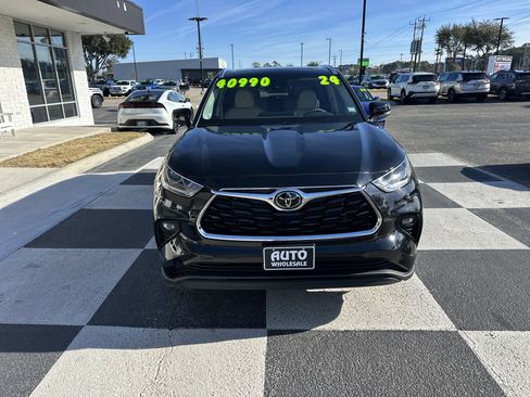 Used 2024 Toyota Highlander Limited image 2