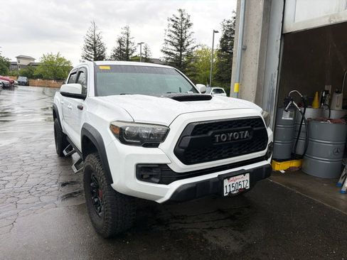 Used 2017 Toyota Tacoma TRD Pro AWD/4WD image 3