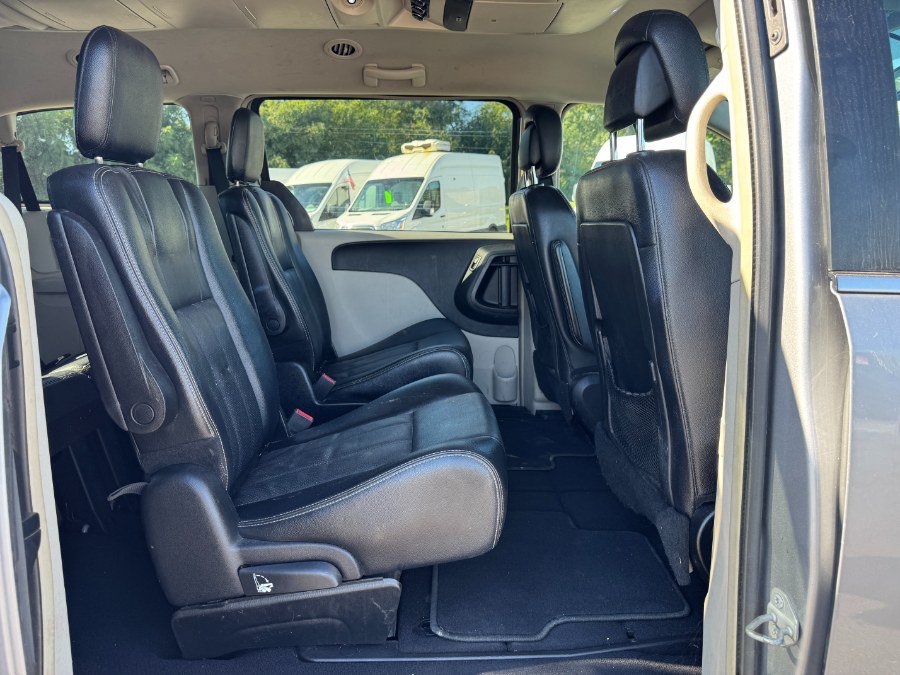 Used 2014 Chrysler Town & Country Touring FWD image 19