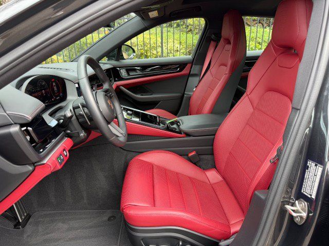 Used 2025 Porsche Panamera image 9