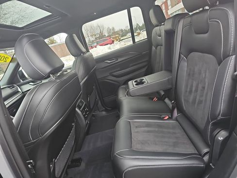 Used 2023 Jeep Grand Cherokee Altitude image 14