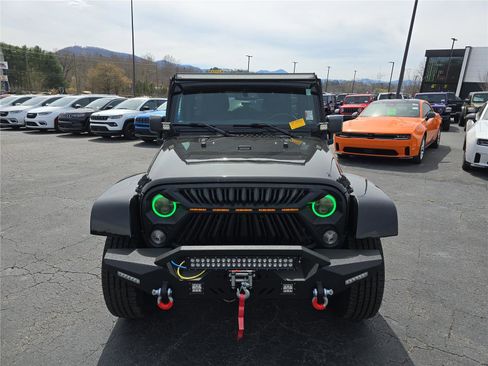 Used 2018 Jeep Wrangler Unlimited Sahara w/ Connectivity Group image 8