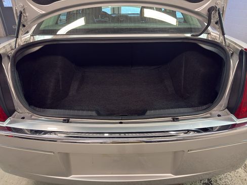 Used 2009 Chrysler 300 Touring RWD image 31