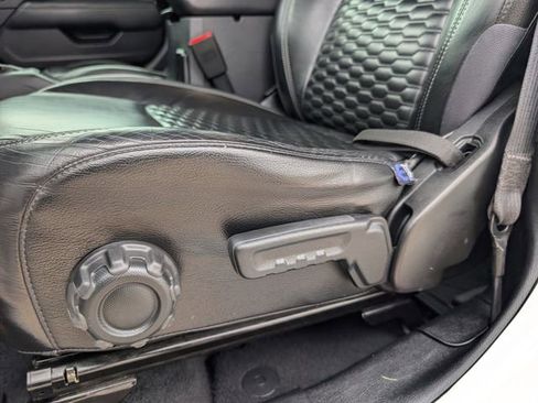 Used 2019 Jeep Wrangler Unlimited Sahara image 23