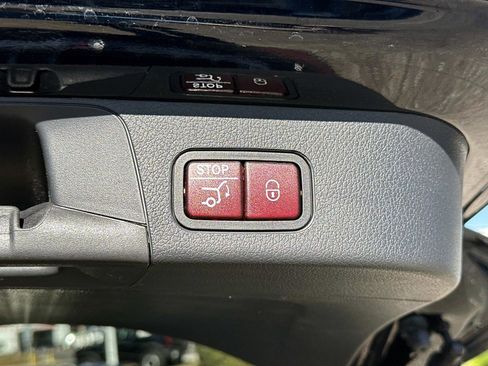 Used 2025 Mercedes-Benz GLB 250 image 12