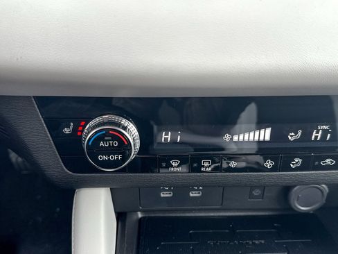 New 2025 Mitsubishi Outlander SE image 33