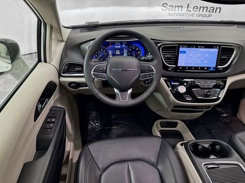 Used 2024 Chrysler Pacifica Touring-L FWD image 20