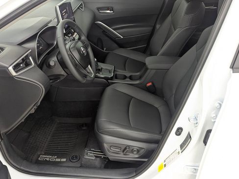 Used 2026 Toyota Corolla Cross XLE image 5