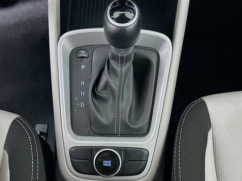 Used 2025 Hyundai Venue SEL image 24