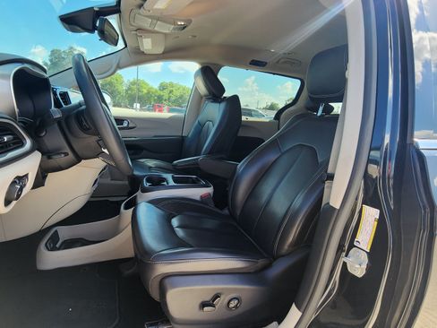 Used 2023 Chrysler Pacifica Touring-L FWD image 9