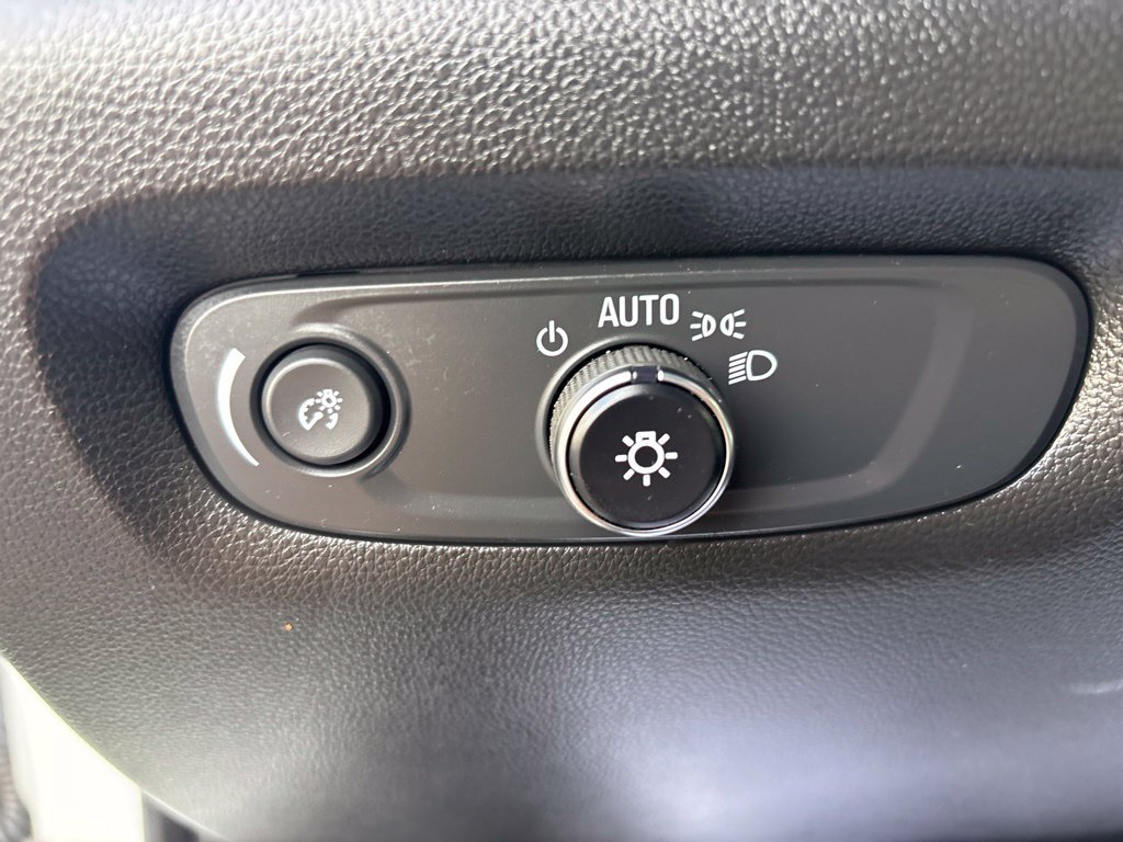 Used 2023 Chevrolet Traverse LT FWD image 15