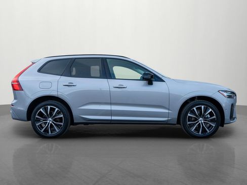 Used 2025 Volvo XC60 B5 Plus image 8