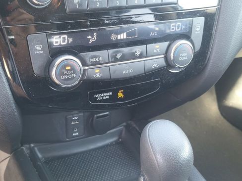 Used 2016 Nissan Rogue SV AWD/4WD image 20