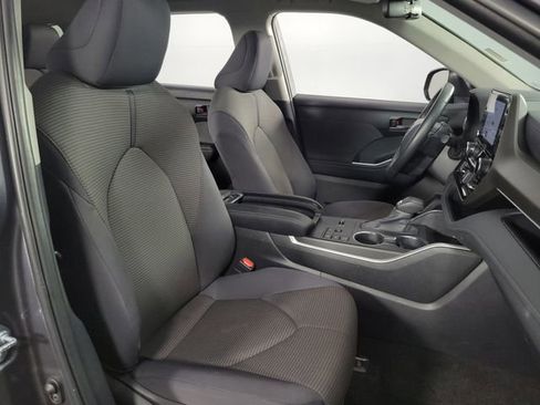 Used 2025 Toyota Highlander LE image 15