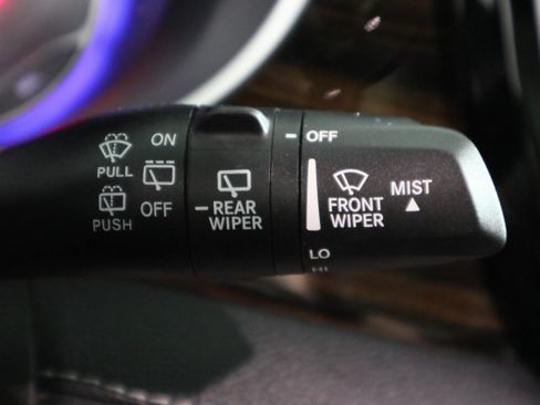 Used 2023 Chrysler Pacifica Limited FWD image 32