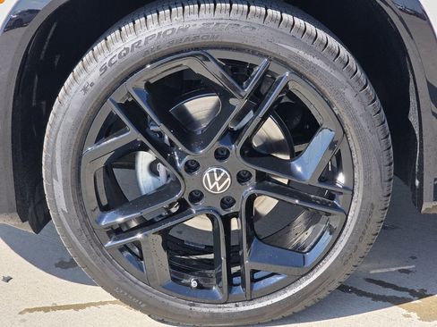 New 2026 Volkswagen Tiguan SE R-Line FWD image 11
