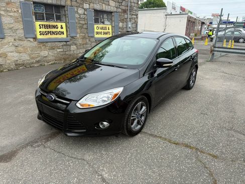 Used 2014 Ford Focus SE w/ SE Sport Package FWD image 2