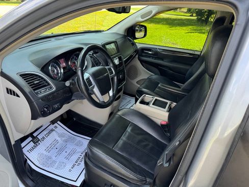 Used 2013 Chrysler Town & Country Touring image 9