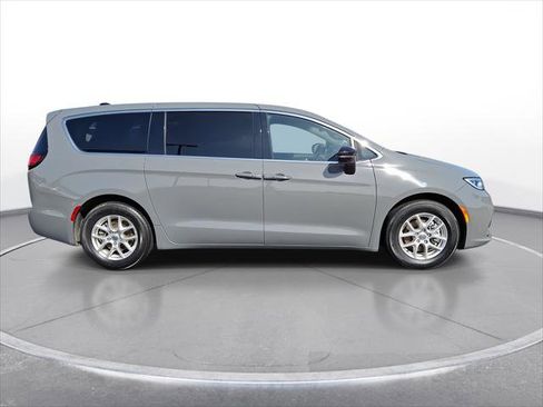 Used 2025 Chrysler Pacifica Select image 9