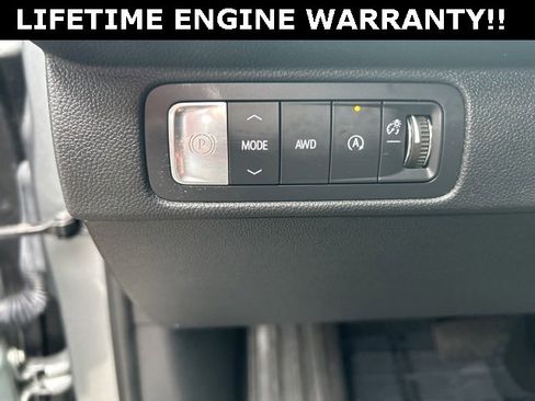 Used 2025 Chevrolet Traverse LT image 12