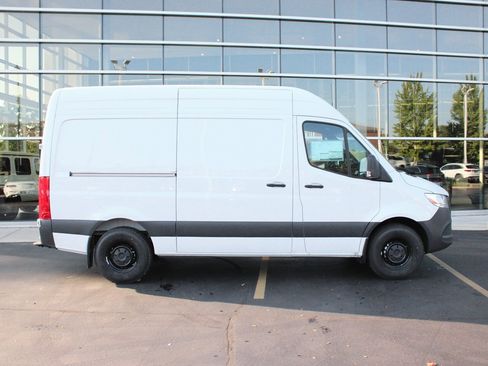 Used 2025 Mercedes-Benz Sprinter 2500 image 2
