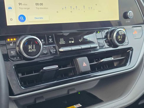 Used 2024 Toyota Highlander Platinum image 33