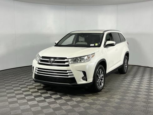 Used 2019 Toyota Highlander XLE image 3
