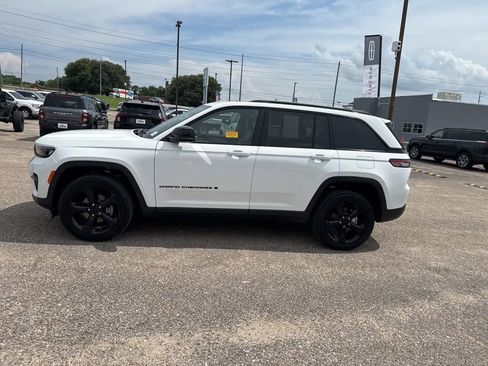 Used 2023 Jeep Grand Cherokee Altitude AWD/4WD image 10