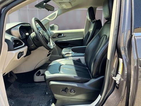 Used 2023 Chrysler Pacifica Touring-L FWD image 25