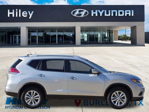 Used 2016 Nissan Rogue SV w/ SV Premium Package image 3