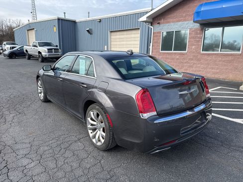 Used 2018 Chrysler 300 Touring L image 4