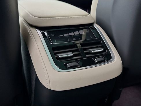 Certified 2026 Volvo XC90 B6 Plus w/ Protection Package Premier image 27