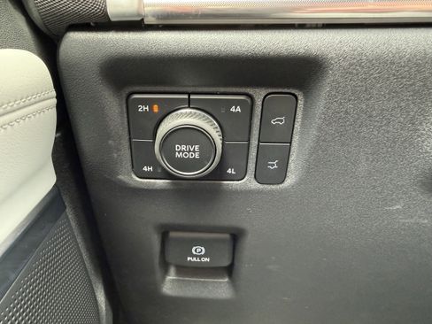 Used 2025 Ford Expedition Platinum image 23