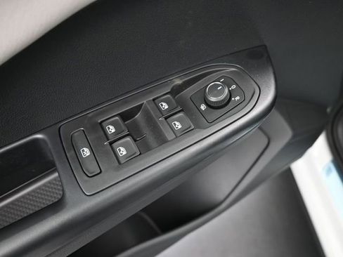 New 2026 Volkswagen Taos SE image 13