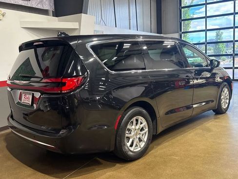 Used 2023 Chrysler Pacifica Touring-L FWD image 4
