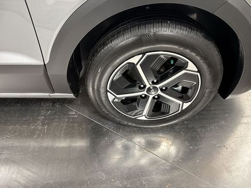 Certified 2025 Kia Niro LX image 14