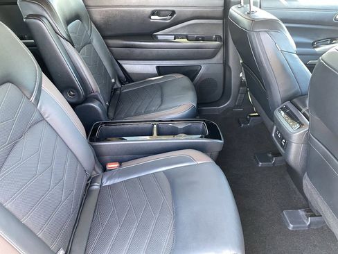 Certified 2024 Nissan Pathfinder Platinum FWD image 12