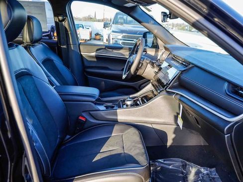 New 2026 Jeep Grand Cherokee Altitude AWD/4WD image 21