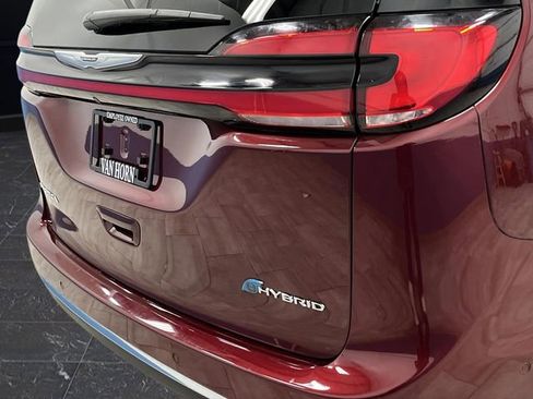 Used 2022 Chrysler Pacifica Limited w/ Uconnect Theater Family Group image 38