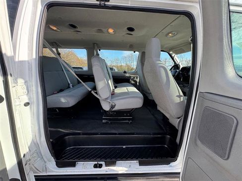 Used 2009 Ford E-350 and Econoline 350 Super Duty Wagon image 40