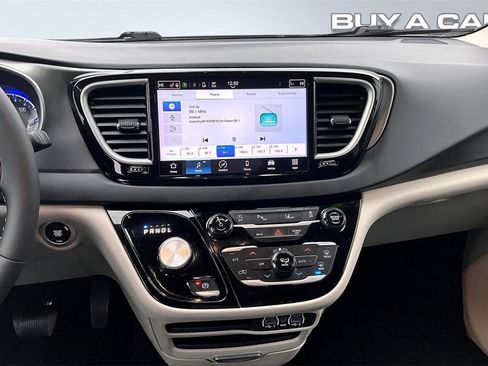 Used 2023 Chrysler Pacifica Touring-L image 6