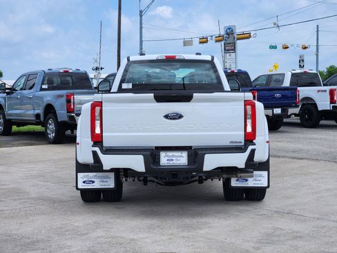 New 2026 Ford F350 4x4 Crew Cab DRW Super Duty image 8