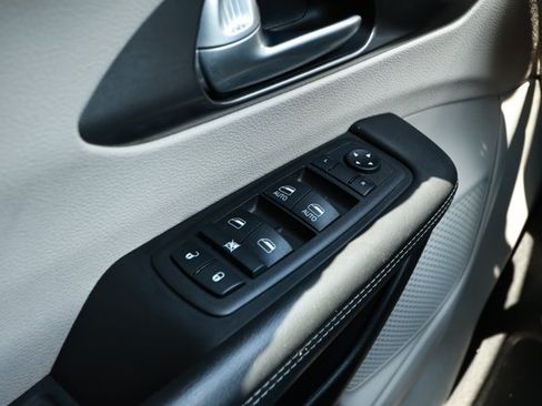 Used 2024 Chrysler Pacifica Touring-L FWD image 21