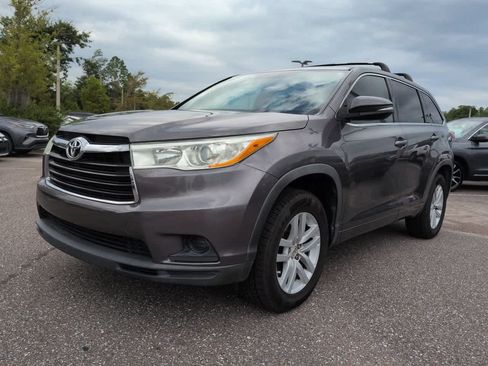 Used 2014 Toyota Highlander LE FWD image 2