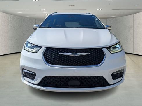 Used 2025 Chrysler Pacifica Pinnacle w/ Trailer Tow Group image 8
