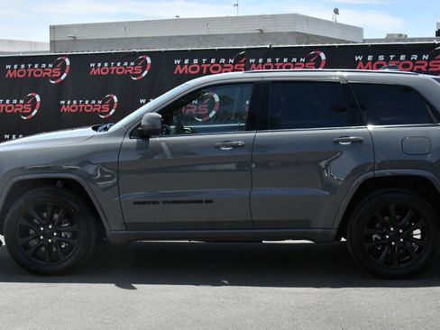 Used 2022 Jeep Grand Cherokee Laredo X AWD/4WD image 4