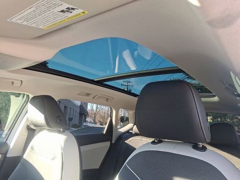 Certified 2025 Volkswagen Taos SE w/ Panoramic Sunroof Package image 21