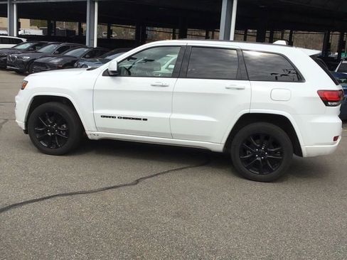 Used 2022 Jeep Grand Cherokee Laredo X image 5