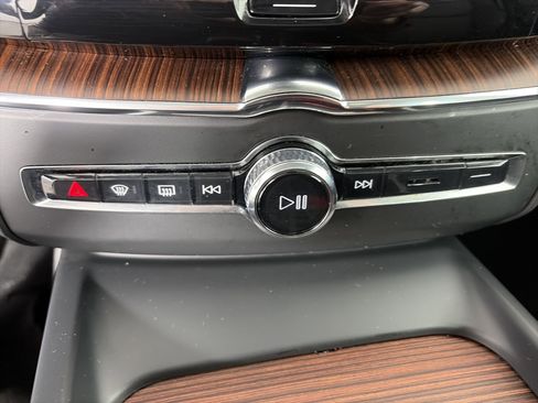 Used 2024 Volvo XC60 B5 Plus image 24